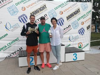 Екатерина Аврамова и Йордан Янчев триумфираха на плувния турнир във Варна