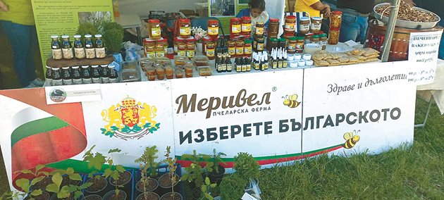 С пчелни продукти и орехи собствено производство е зареден щандът на Ралица на овцевъдния събор през 2024 г.