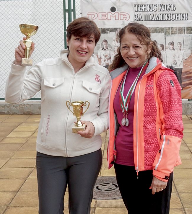 Десислава Кулелиева (вляво) и Катерина Петрова с купите си  СНИМКА: ЕЛЕНА АНДОНОВА