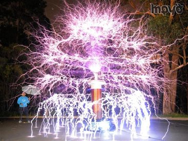 Австралиец прави коледни елхи от електрически искри
