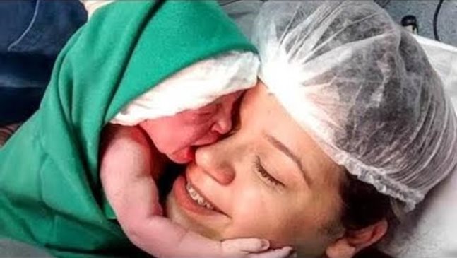 Новородено гушка своята майка секунди след раждането си (Видео)