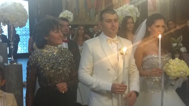 Бившата министърка на екологията Долорес Арсенова ожени първородния си син Калоян