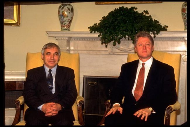 През февруари 1995 г. президентът Желю Желев е на посещение при колегата си Бил Клинтън. Двамата позират пред камината в Белия дом. И двамата са усмихнати.
