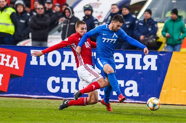 Валентин Антов (вляво) впечатли с играта си в дербито срещу "Левски"