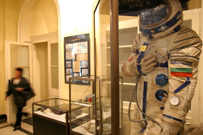 Експонати от космически програми на странати в миналото, изложени в БАН. 