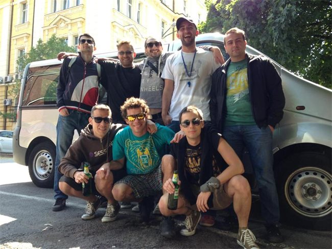 Бойко Кръстанов е на реда долу вдясно, а до него е Явор Бахаров. Тук е с приятели, с които миналото лято наеха минибус, за да отидат на музикален фестивал в Полша. 
СНИМКИ: ЛИЧЕН АРХИВ