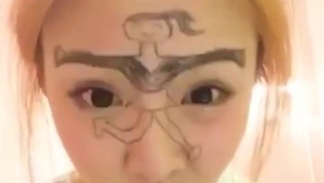 Вижте новата мания сред младежите в Китай - танцувай с лицето си (видео)