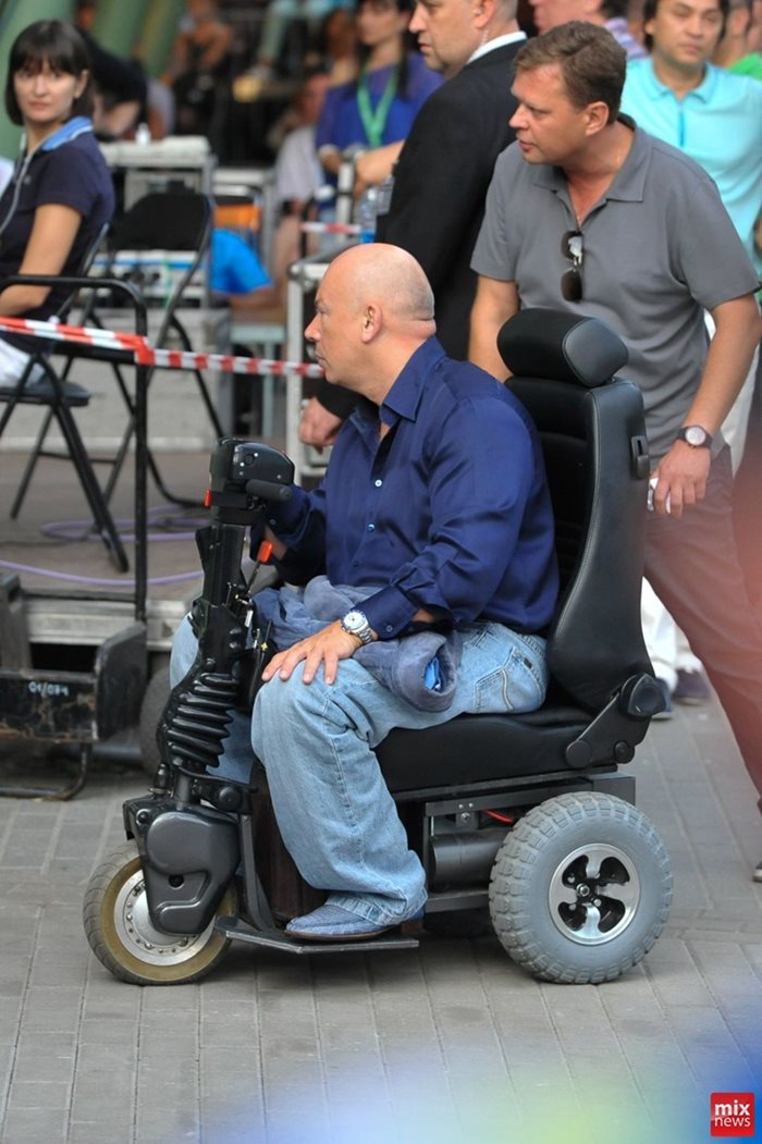 Бизнесменът се придвижва с моторизирана инвалидна количка и е начело на руския комитет за развитие на Движението на параолимпийските игри.