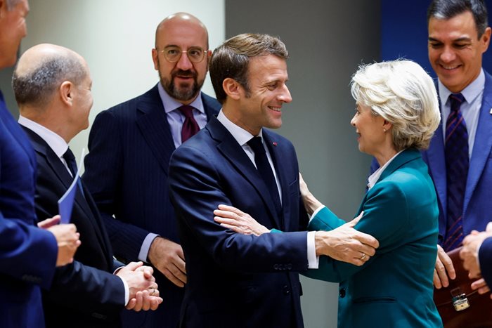 Еманюел Макрон и Урсула фон дер Лайен се поздравяват на срещата на върха на ЕС.