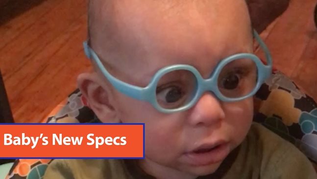 Бебе вижда за пръв път родителите си с помощта на очила