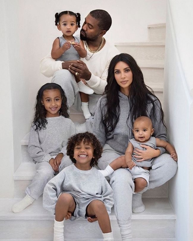 Ким Кардашян и Кание Уест с четирите си деца, две от които са родени от сурогатна майка.