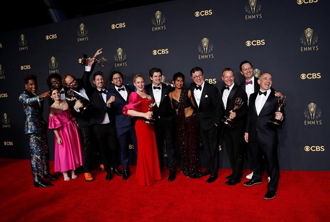 Стивън Колбер, актьорите и членовете на екипа на наградите "Еми"
Снимки: Ройтерс