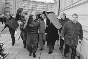 Вътрешният министър Николай Добрев влиза в парламента на 10 януари 1997 г., защитен от полицаи с каски, палки и щитове.