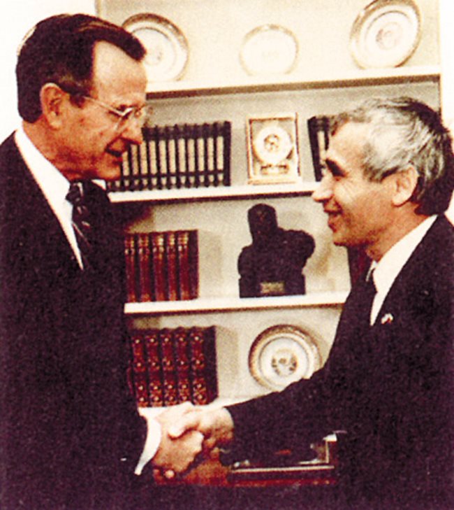 Първият демократично избран президент Желю Желев стъпва в Белия дом на 28 септември 1990 г. Това е първото посещение на български държавен глава в САЩ. Българският държавен глава гостува на американския си колега Джордж Буш. След тази среща на високо равнище на официална визита в София пристига вицепрезидентът Дан Куейл.