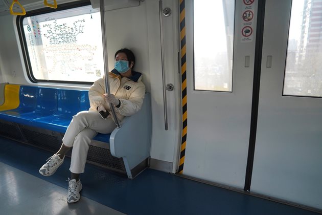 Жена носи маска, докато пътува с метрото в Китай
Снимка: Ройтерс
