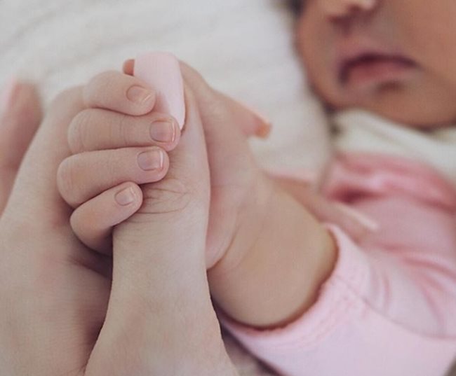 Гордата майка разкри името и публикува за първи път снимка на новороденото, което стиска палеца й
