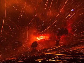 Обявиха извънредно положение в Лос Анджелис заради огромен горски пожар (Снимки)