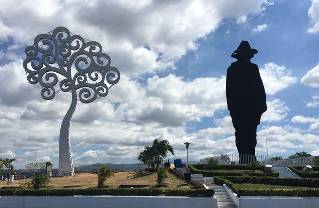 Едно от 750-те “дървета на живота”, пръснати из цяла Манагуа, стърчи на върха, където е бил дворецът на диктатора Сомоса, а днес се издига паметник на Аугусто Сандино.