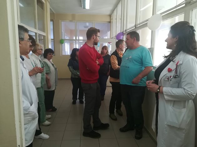 Преставители на "Помощ за България" разгледаха обновеното с тяхно дарение детско отделение