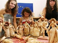 Деца ще прославят България по света с куклите си от царевична шума