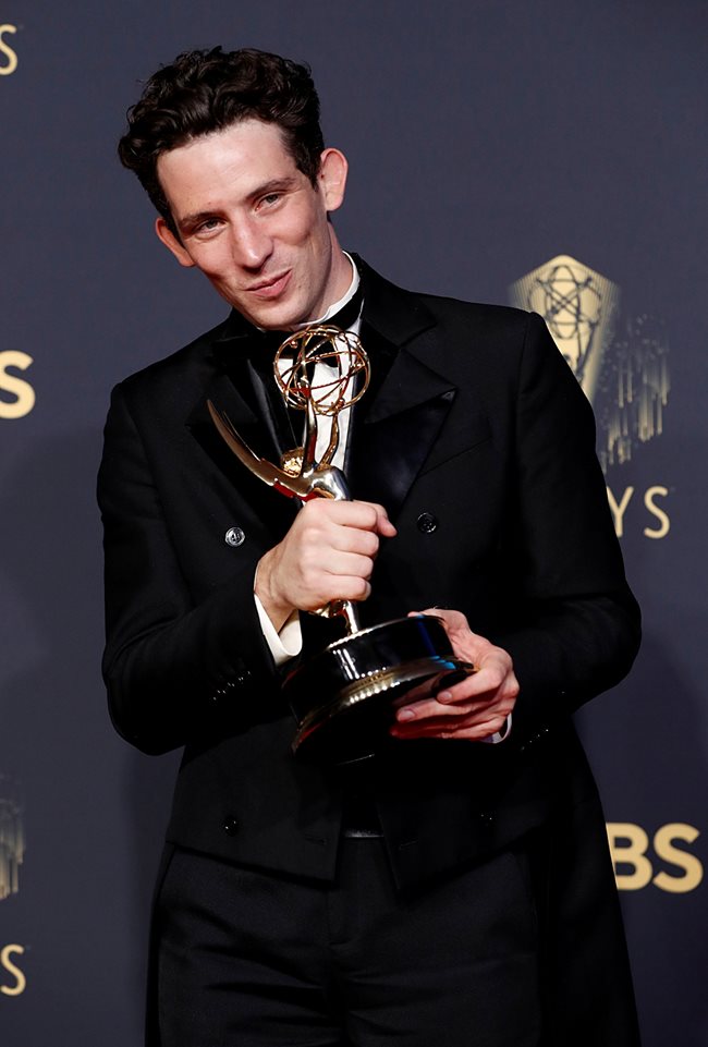 Актьорът Джош О'Конър е с наградата за изключителен главен актьор в драматичен сериал, за "Короната"