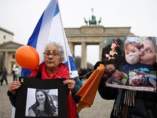 Балони с имената на жертвите от жп катастрофата в Темпе полетяха в небето над Гърция (Снимки)