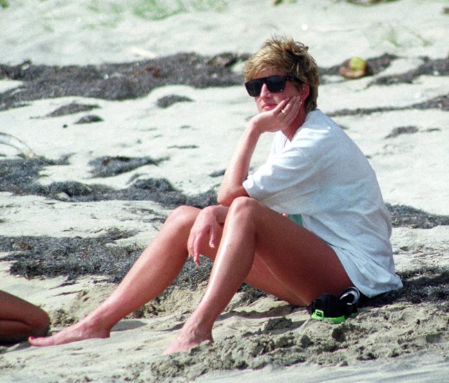 Даяна си почива на плажа на карибския остров Невис през януари 1993 г.