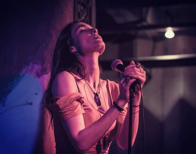 Лорина пее по време на участие на дуета им с Росен Пенчев в столичен клуб.
СНИМКИ: ФЕЙСБУК И ИНСТАГРАМ