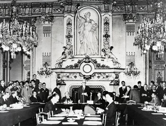 Снимка от произнасянето на историческата реч на френския министър на външните работи Робер Шуман на 9 май 1950 г.