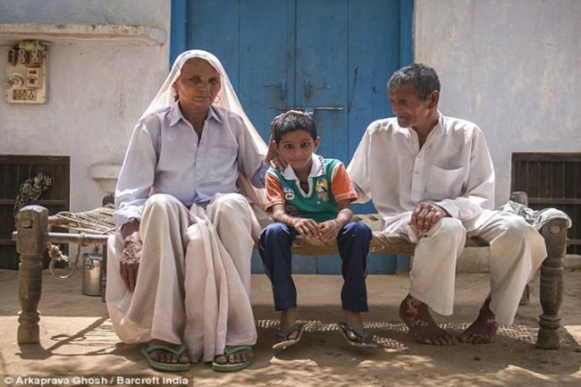 Омкари Сингх със сина си и 89-годишния си съпруг. Родила на 70 г., индийката се води най-старата майка в света.