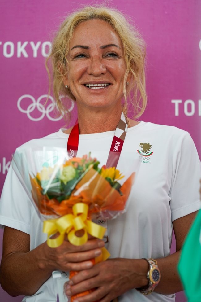 Мария Гроздева получи специален букет от Българския олимпийски комитет в деня на последното си състезание по време на седмото й участие на олимпийски игри. СНИМКА: ЛЮБОМИР АСЕНОВ, LAP.BG