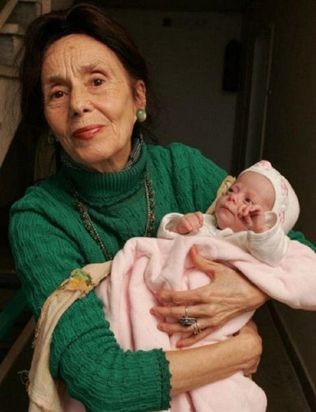 66-годишната румънка Адриана Илиеску и дъщеря и? Елиза