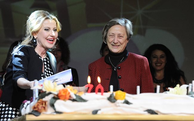 Илияна Раева подарява огромна торта от името на златните момичета на Нешка Робева и подканя треньорката юбилярка да духне свещите.