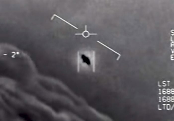 Кадри от разпространени преди време от Пентагона снимки на НЛО
