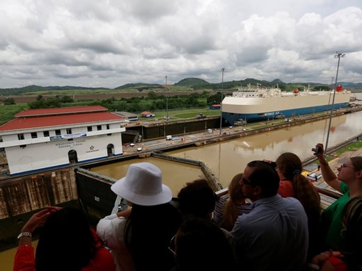 Корабоплаването през Панамския канал се ограничава още повече заради сушата