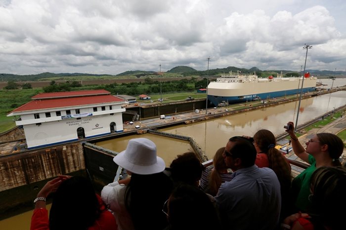 Товарен кораб преминава през разширения Панамски канал.