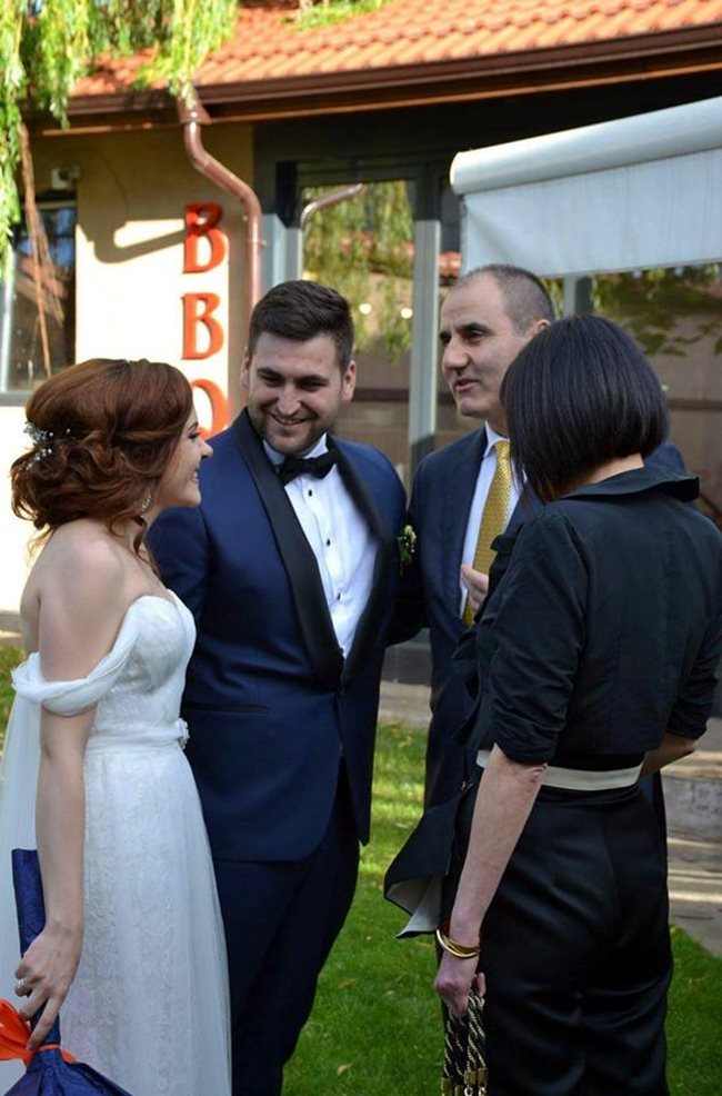 а мен беше удоволствие, заедно със съпругата ми Деси, да поздравим младоженците и да бъдем част от прекрасното им тържество, написа във Фейсбук Цветанов.