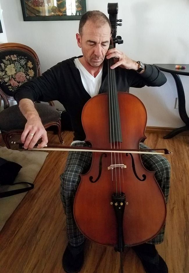 Димитър Маринов се учи да свири на виолончело за новата си роля.