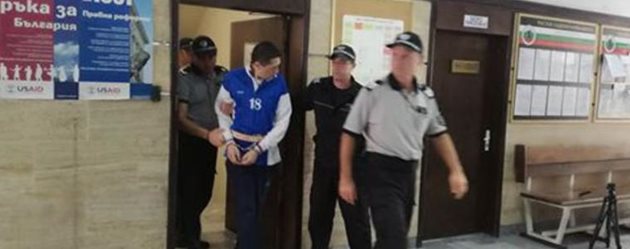 Полицаи водят Мирослав в съдебната зала.