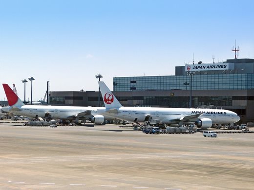 Японските авиолинии дават по 1400 долара надбавки на служителите си