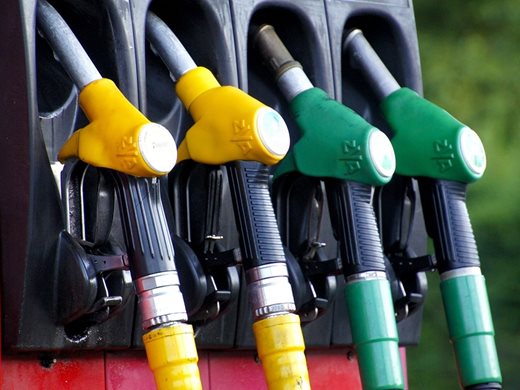 Горивата продължават да поскъпват, бензин и дизел почти изравниха цената си