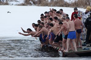 В ледените води на Йордановден - това ражда солидарност. Важна е у нас, където “всеки сам си преценя” и сам се спасява