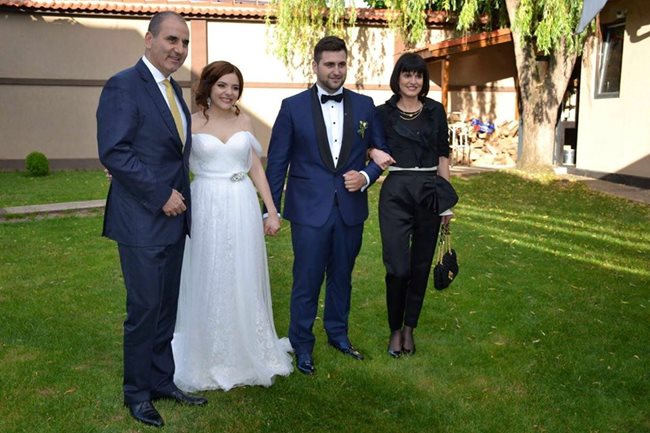 Цветан Цветанов, младоженците Таня и Андрей Ковачеви и съпругата му Десислава.
