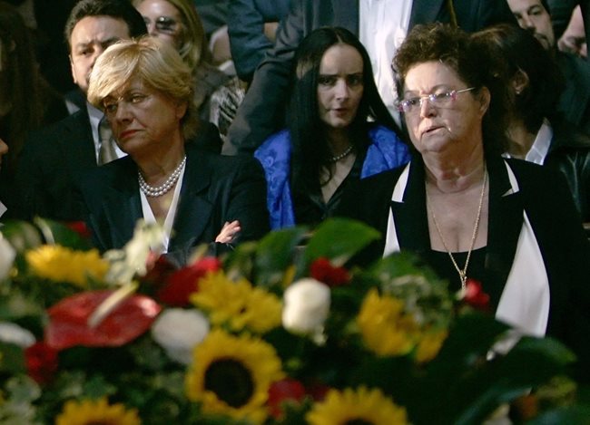 Първата съпруга на Павароти - Адуа (вляво), на погребението на великия тенор. Вдясно е сестра му.