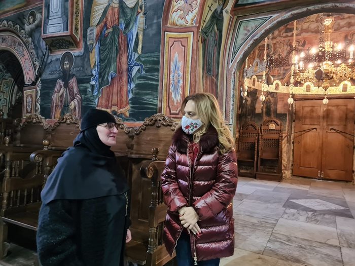 Марияна Николова по време на посещението си в Троянския манастир СНИМКИ: Министерството на туризма