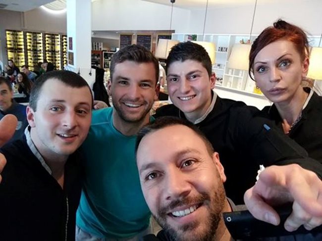 Селфи с Григор Димитров и персонала на пицарията, качена във фейсбук профила на Лео.