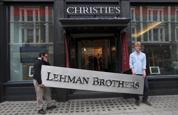 От четвъртата по големина инвестиционна банка в САЩ - Lehman Brothers, чието рухване даде началото на световната финансова криза преди 13 години, остана само надписът.

СНИМКА: РОЙТЕРС