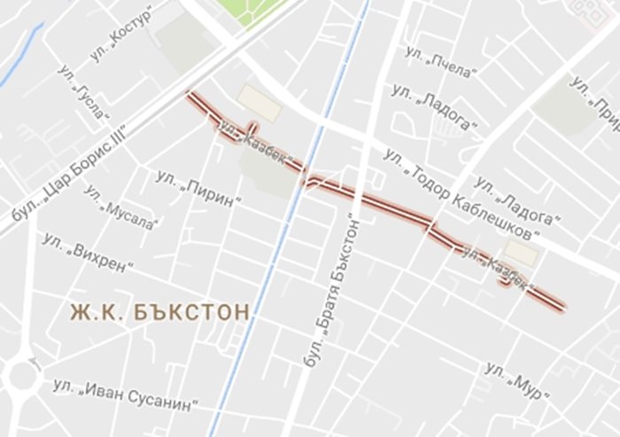 Улицата е единствената, която свързва единия с другия край на квартала. Снимка: Google Maps