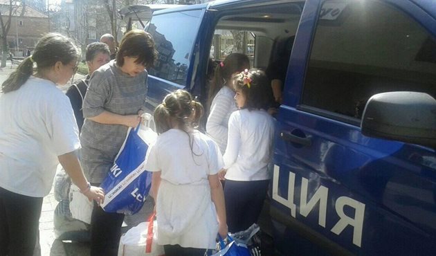 Децата от ОУ"П.Яворов" събраха и много дрехи и обувки.