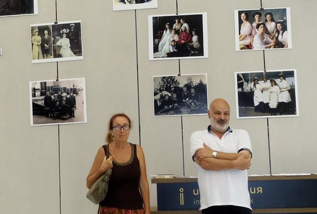 Златин Чаушев и Галина Владимирова откриват изложбата с фотоси на последния руски император и семейството му.  Снимка Авторът
